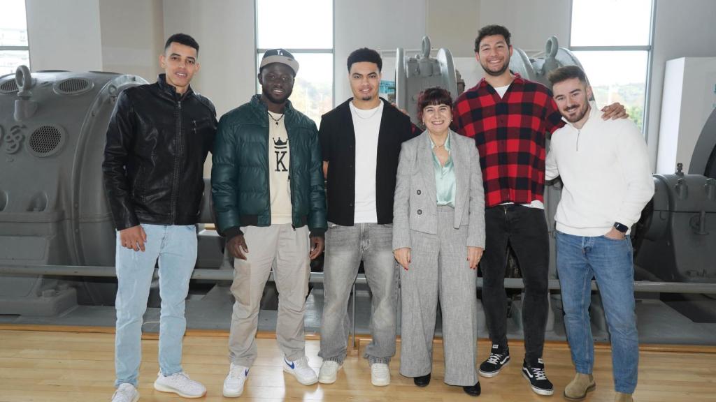 Foto de familia de cinco jóvenes que han participado en los programas de la Diputación de Bizkaia, con Susana González / P. Oribe