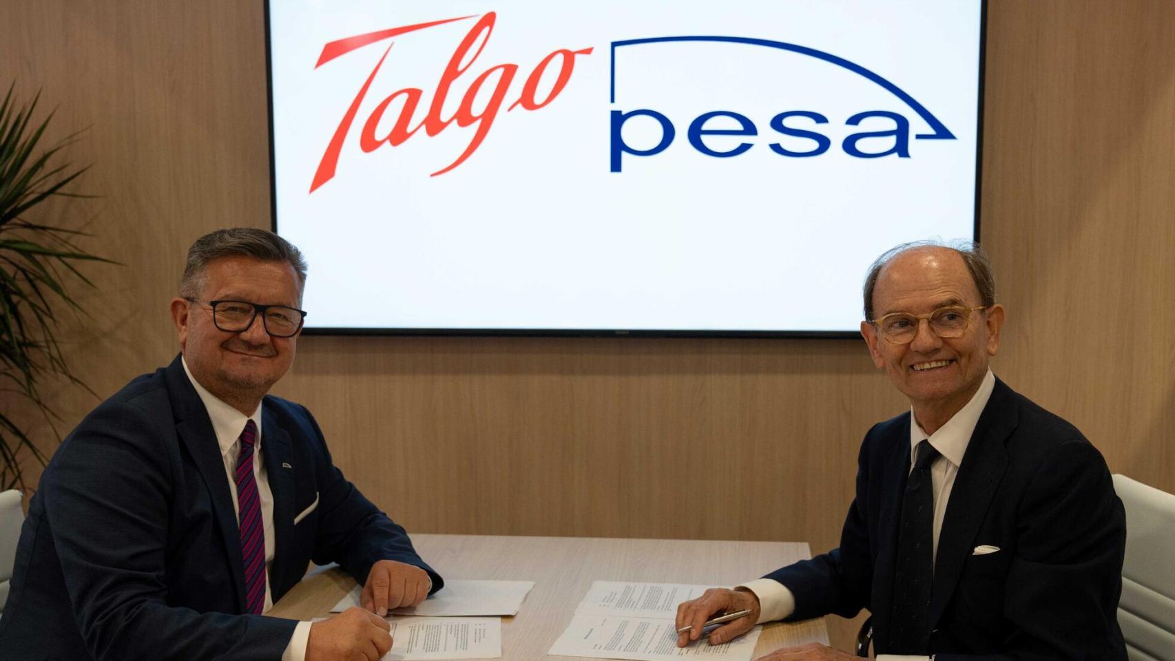 Los presidentes de Pesa (izda) y Talgo (dcha), firmando el acuerdo el pasado mes de septiembre