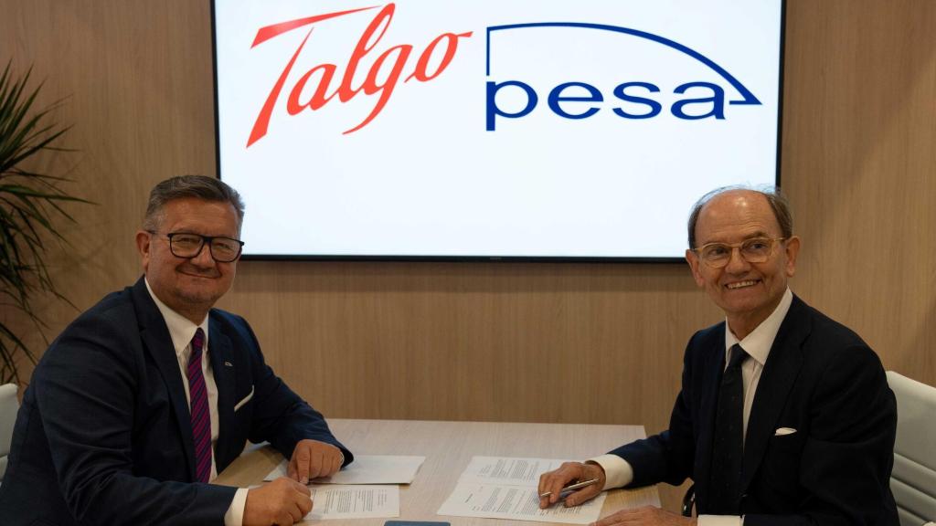 Los presidentes de Pesa (izda) y Talgo (dcha), firmando el acuerdo el pasado mes de septiembre