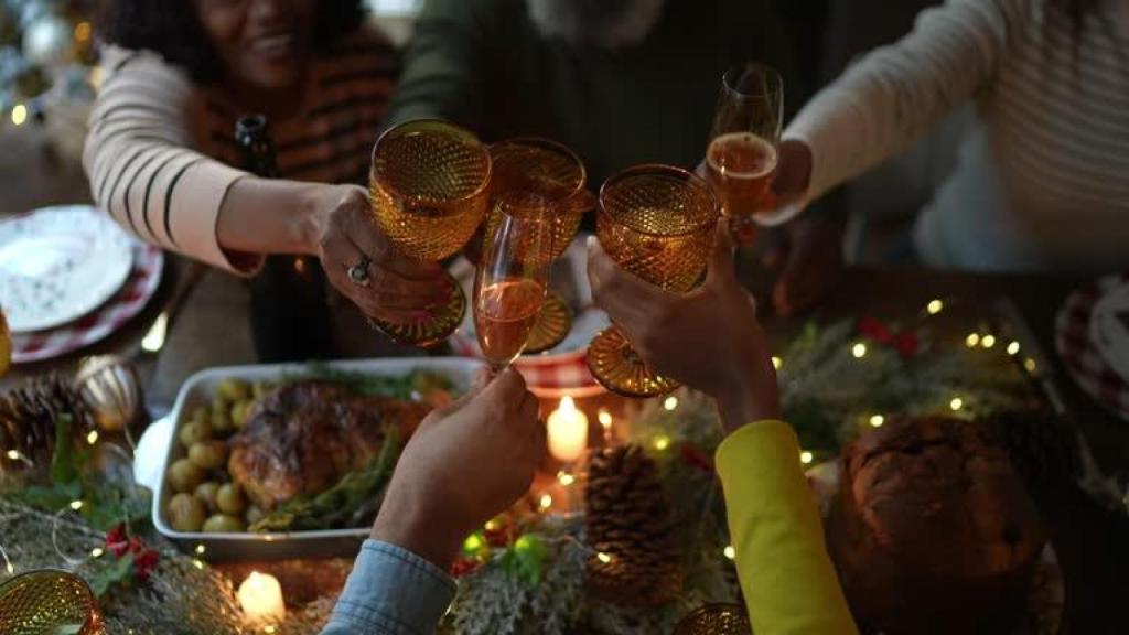 Una familia brinda por Navidad.