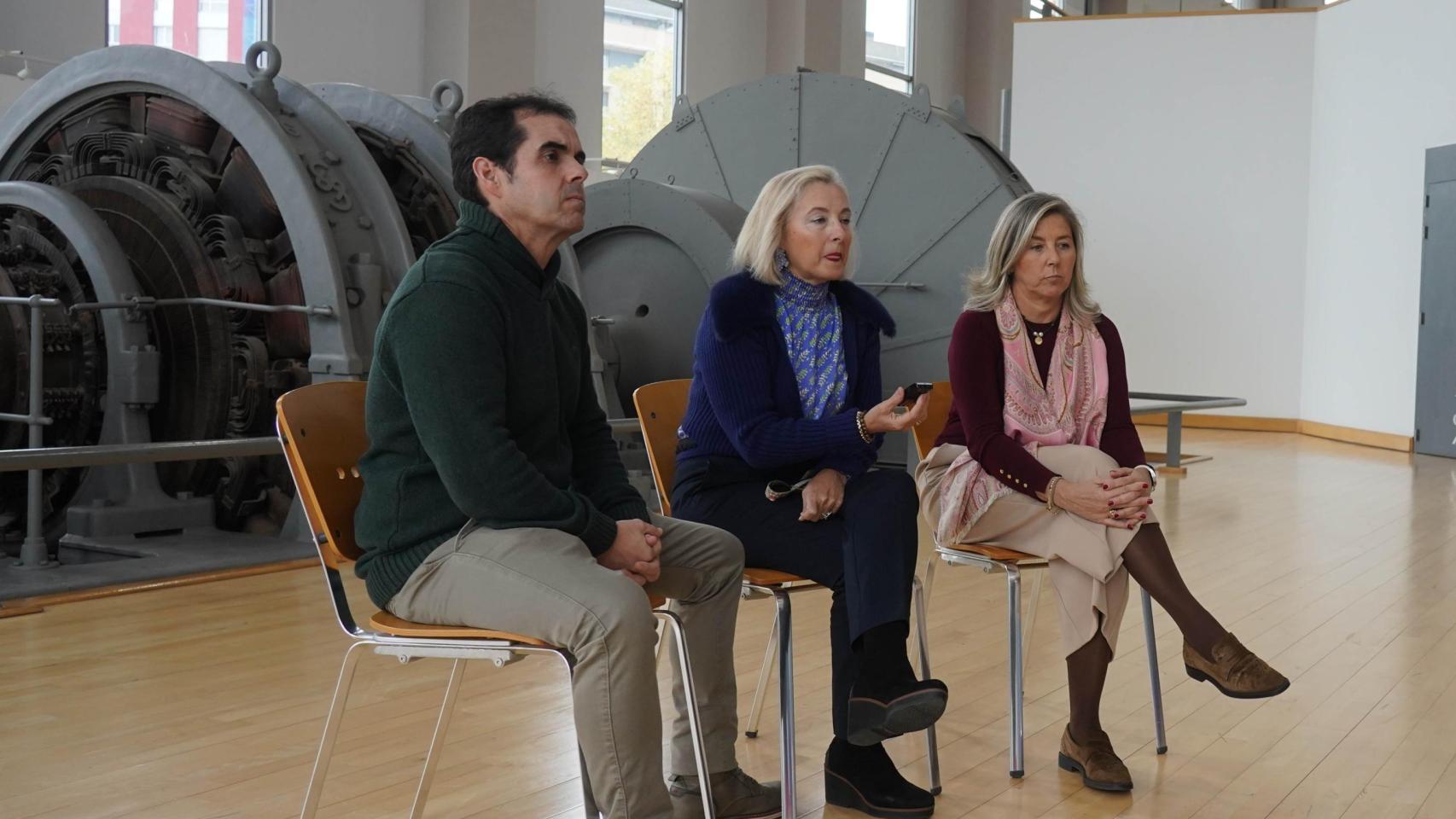 Gloria Mugica, directora de DEMA, la agencia de empleo y emprendimiento de la Diputación de Bizkaia, con Sergio Escalante y Lidia Pérez de Nanclares/ Paulino Oribe