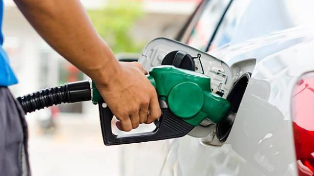 Un hombre repostando gasolina.