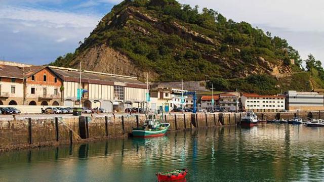 El exclusivo y precioso pueblo pesquero de Euskadi donde nació Balenciaga.