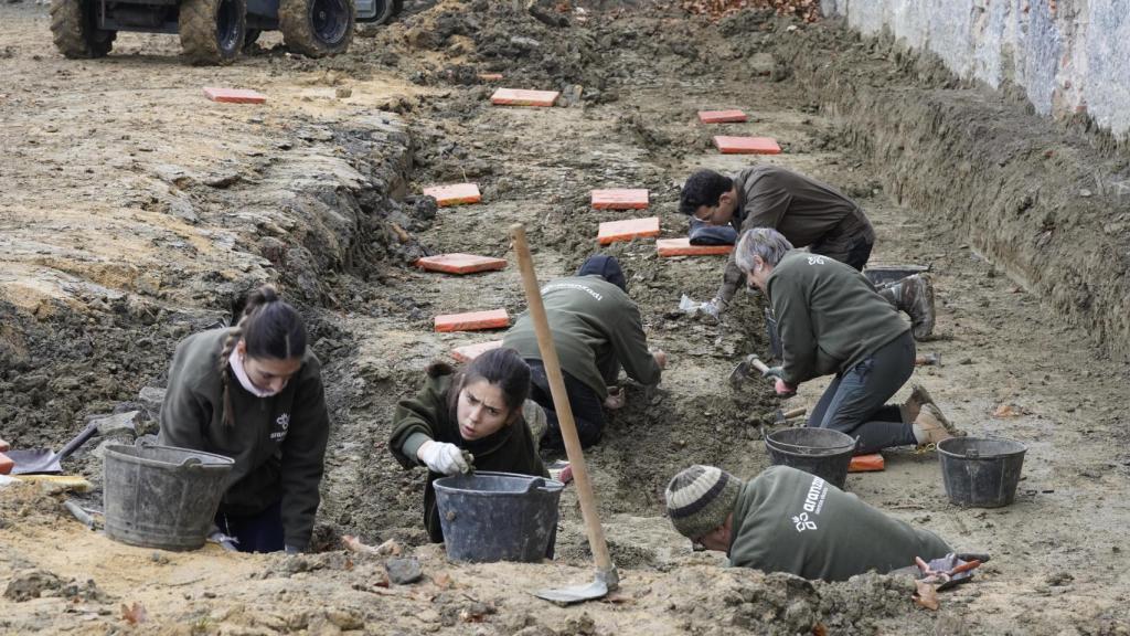 Voluntarios de Aranzadi trabajando en la tercera y última fase del Proyecto de Exhumación del Cementerio de Orduña (Bizkaia)