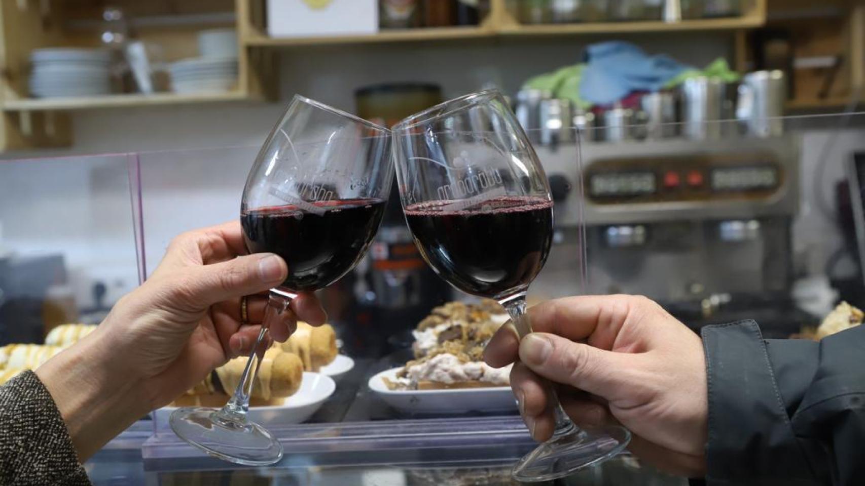 Un brindis con las copas de Ardoaraba en un local hostelero partícipe de la feria