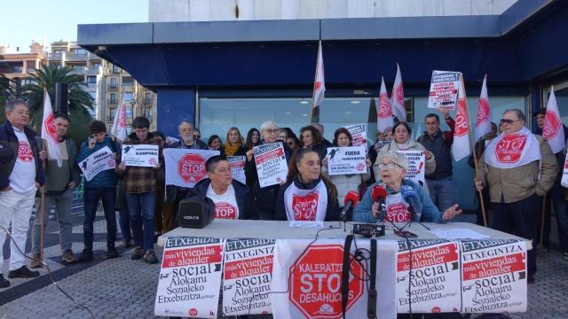 Concentración de Stop Desahucios frente a la sede del Gobierno Vasco en San Sebastián