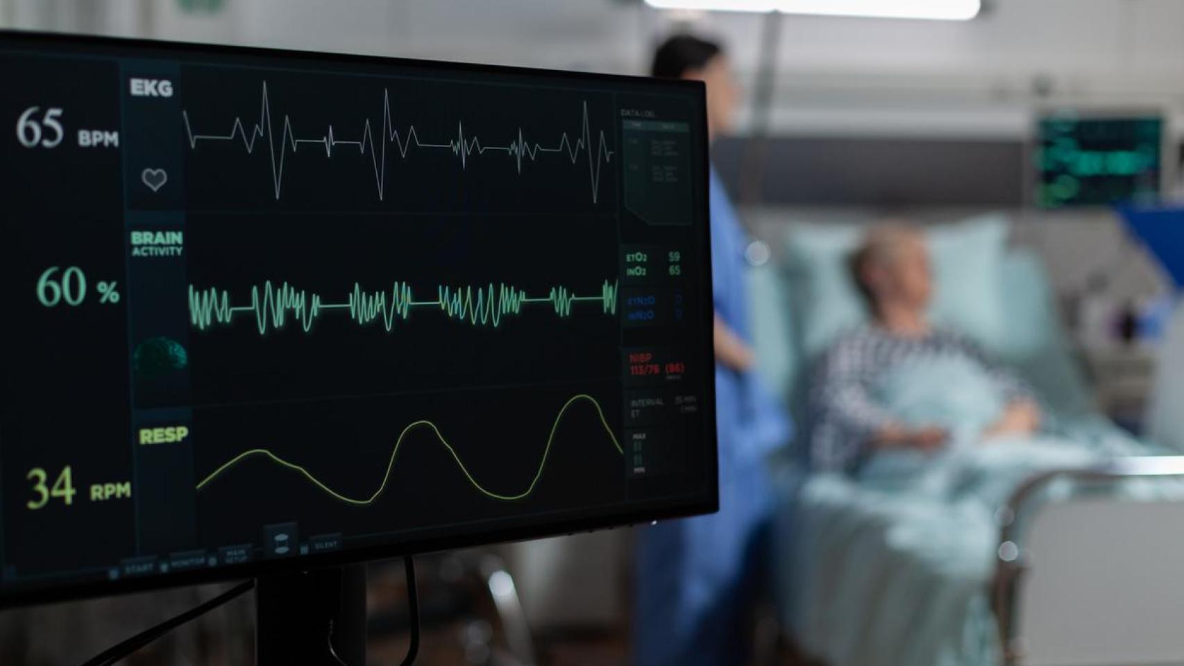 Monitor que controla la actividad cardiaca de un paciente