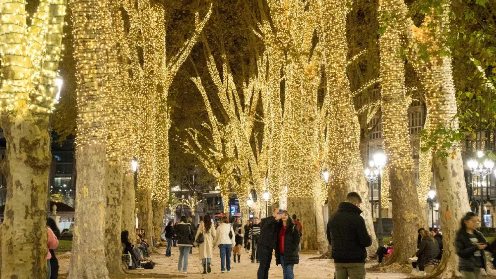 Los bilbaínos disfrutan de la decoración navideña de El Arenal, en Bilbao.