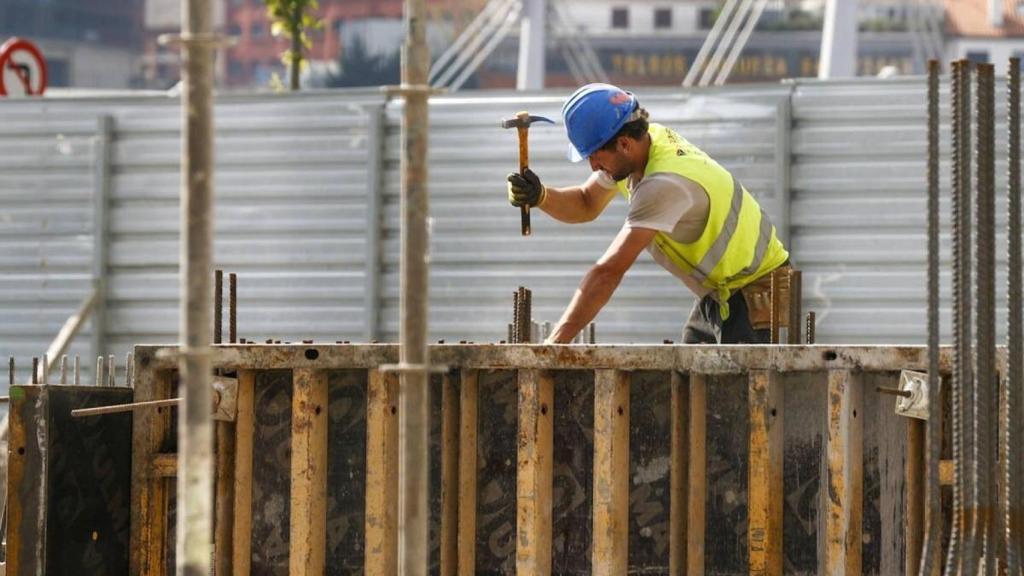 Un trabajador realiza un encofrado en una obra de Bilbao EFE