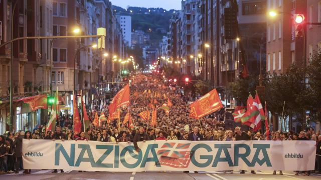 Manifestación convocada por Bildu bajo el lema 'Nazioa gara' (Somos nación) / LUIS TEJIDO - EFE