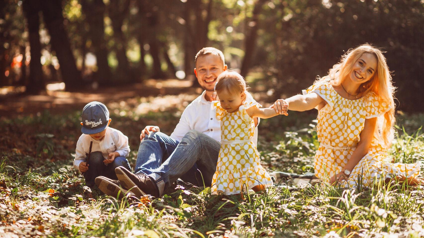 Familia en el bosque / Freepik