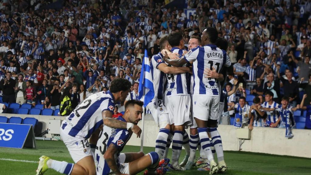 Los jugadores de la Real Sociedad celebran un gol anotado esta temporada ante su afición.