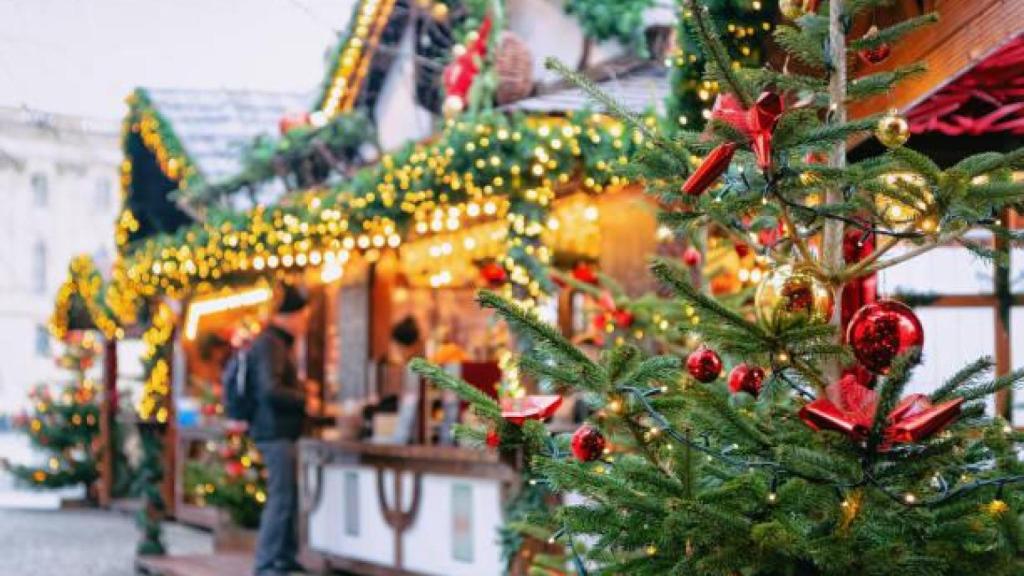 Mercado de Navidad en el Opernpalais en Mitte en Berlín, Alemania.