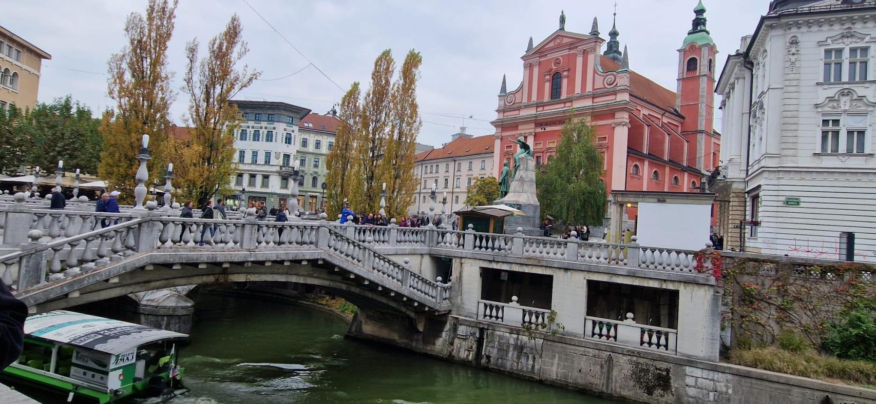 El grueso de las visitas a Eslovenia se centran en Liubliana, la capital, donde la iglesia de en la Anunciación frente al Puente triple, que cruza sobre las aguas del rio Liublianica, es el foco de las miradas. Atención que también se dirige a las cuevas situadas en la localidad de Postjona, otro de los principales focos de turismo. Sin embargo, el resto del territorio es un perfecto desconocido / A. VIRI