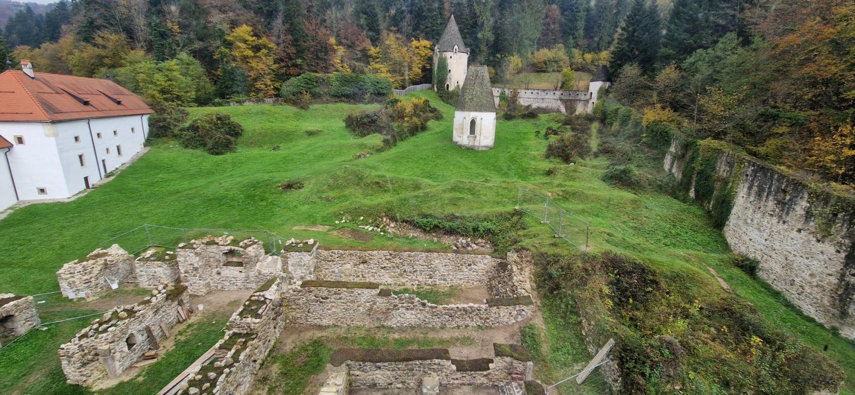 Un lugar casi secreto, desconocido y bellísimo. Ascendiendo por unas desiguales escaleras de caracol, se llega al mirador de la iglesia desde donde se aprecian los restos de las celdas de los 12 monjes que habitaban, sus huertos, los muros defensivos y el cementerio / A. VIRI