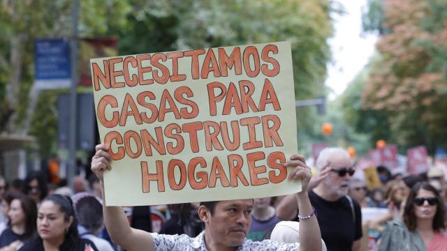 Varias personas durante una manifestación para denunciar el precio de los alquileres, a 13 de octubre de 2024, en Madrid