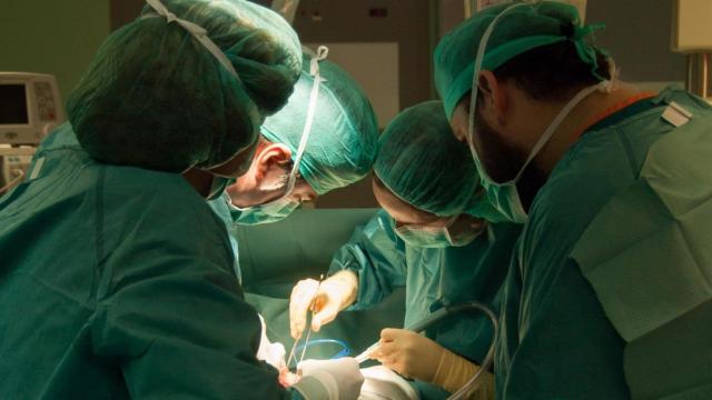 Personal médico y sanitario de Osakidetza en una operación / EP