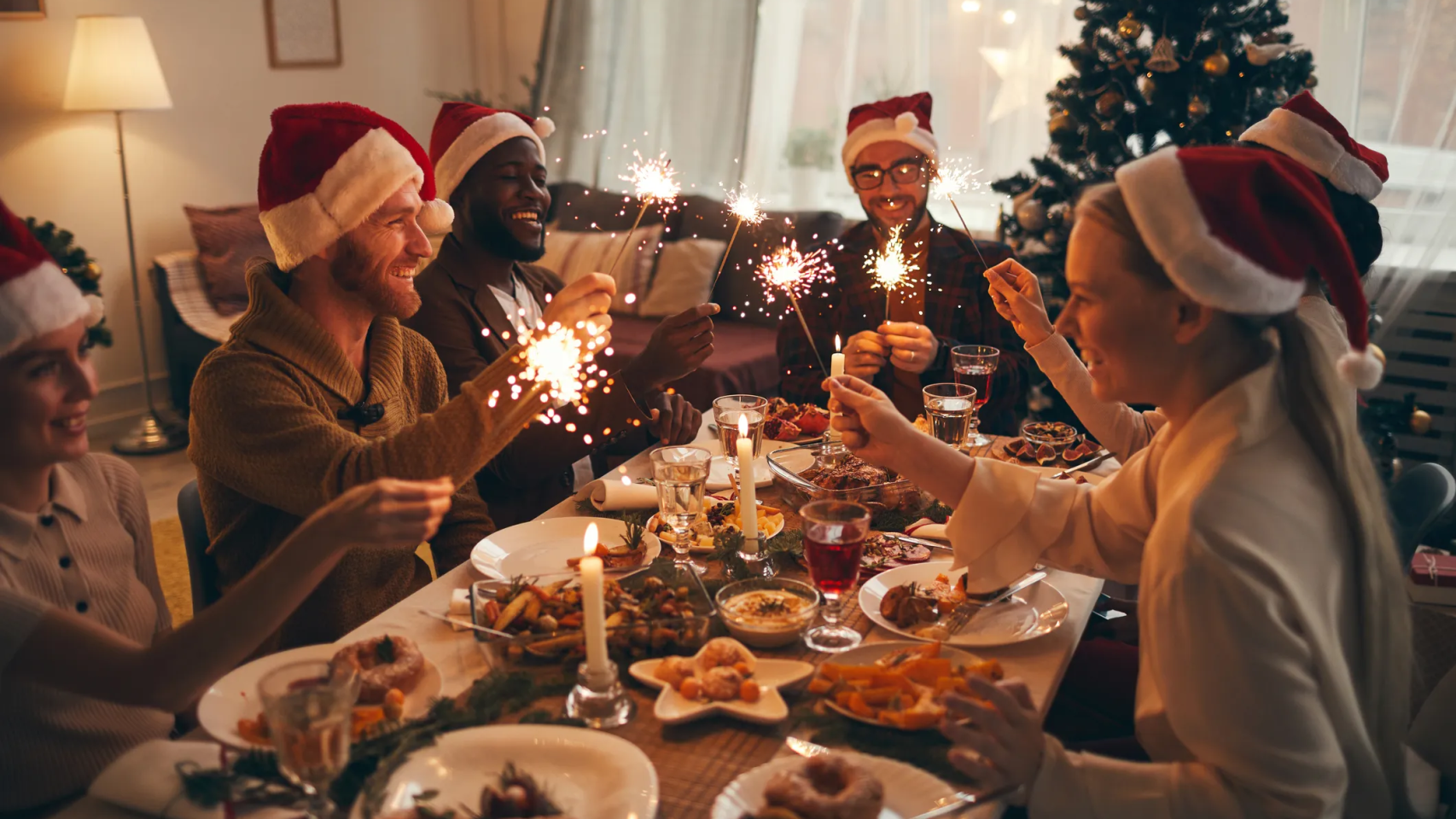 Una familia celebra las fiestas de Navidad.