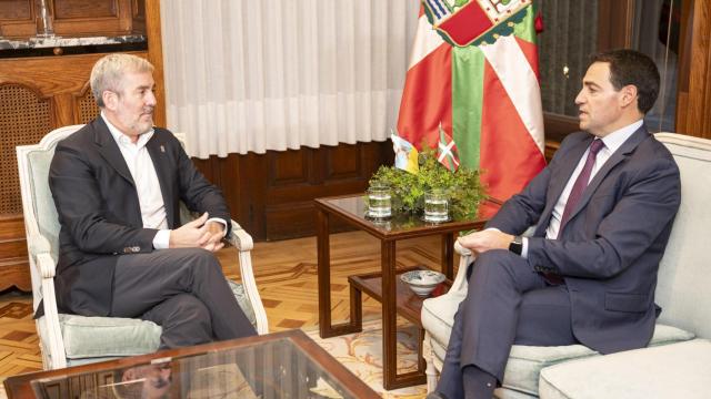 El lehendakari, Imanol Pradales (d), se reúne con el presidente de Canarias, Fernando Clavijo (i), en el Palacio de Ajuria Enea, a 12 de diciembre de 2024