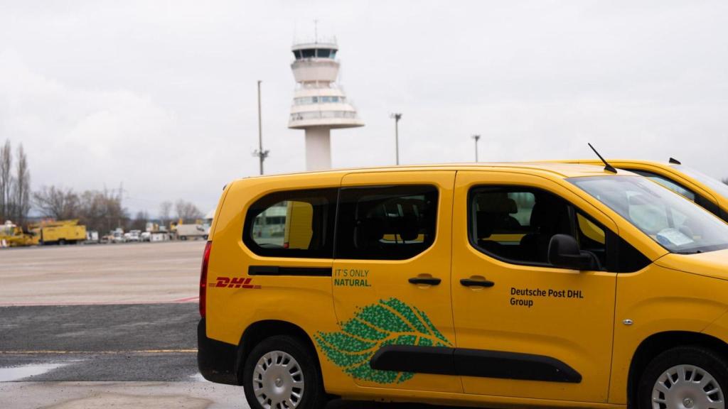 Centro logísitco de DHL en el aeropuerto de Vitoria-Gasteiz