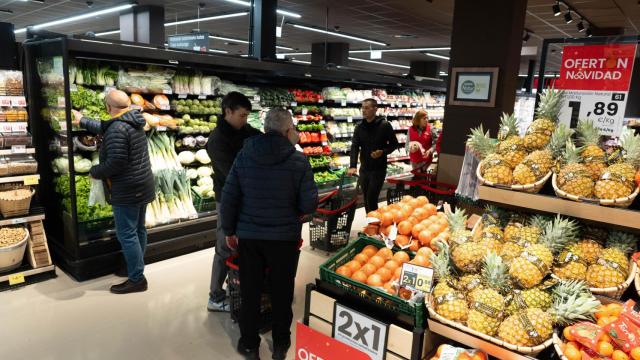 Clientes compran en un supermercado.