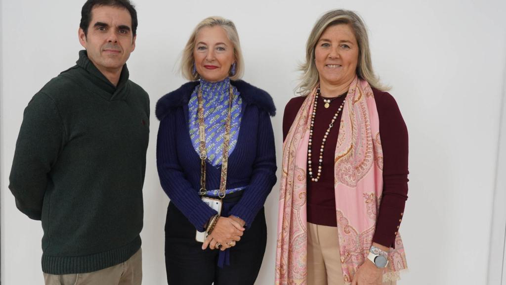 Gloria Mugica, directora de DEMA, la agencia de empleo y emprendimiento de la Diputación de Bizkaia, con Sergio Escalante y Lidia Pérez de Nanclares/ Paulino Oribe