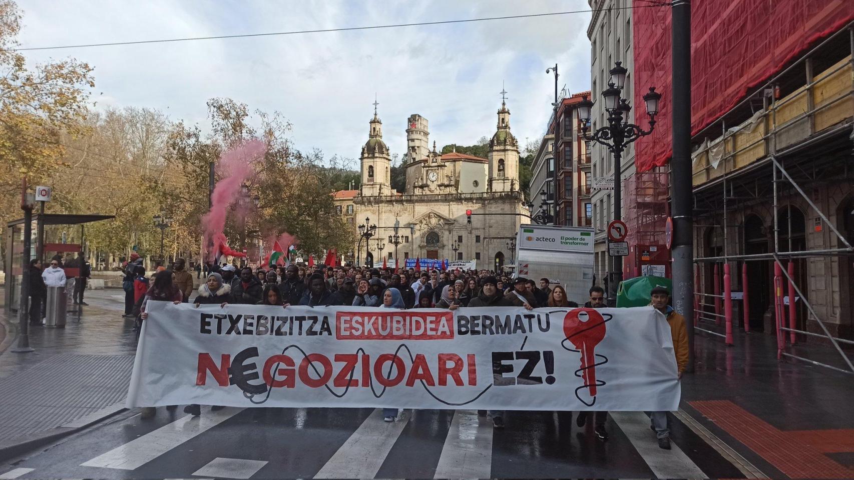 Más de 220 colectivos se manifiestan en Bilbao por el derecho a la vivienda