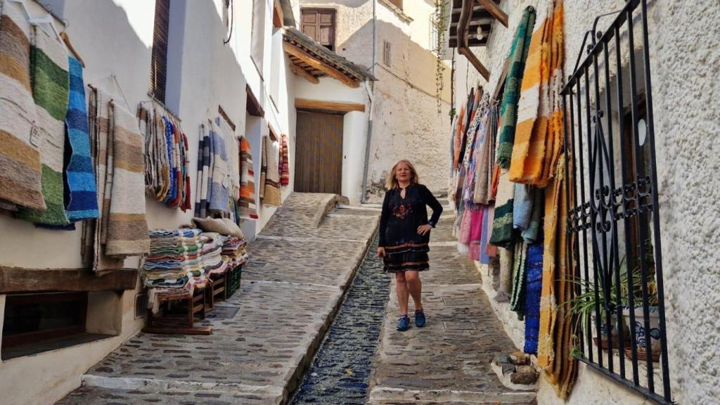 Las empinadas calles de Pampaneira se llenan de visitantes a diario / A. VIRI