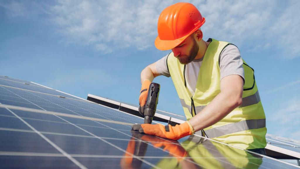 Un trabajador en un parque fotovoltaico.