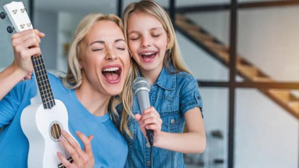 Una madre canta con su hija.