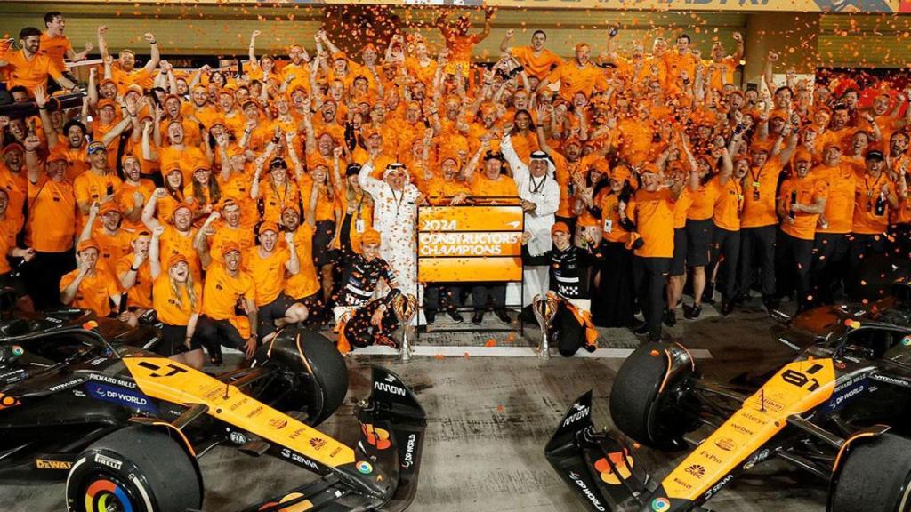 El equipo al completo de McLaren celebra el título.