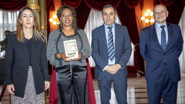 Nora Sarasola, directora de Obra Social de BBK; María Confort, madre de Iñaki y Nico Williams; Xabier Sagredo, presidente de BBK y Gorka Martinez, director general de BBK / Fundación BBK