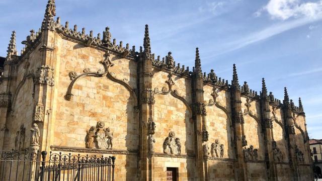 La iglesia de Euskadi más bonita, misteriosa y especial que atraviesa un río.