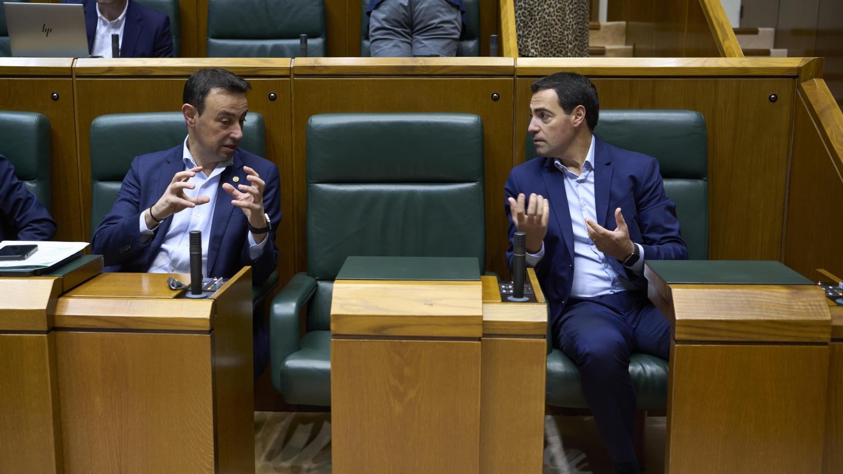 Imanol Pradales y Mikel Torres en el Parlamento vasco / ADRIÁN RUIZ HIERRO - EFE