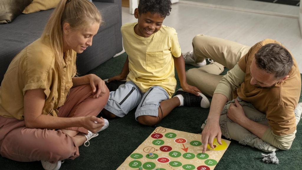 familia con juego de mesa / Freepik