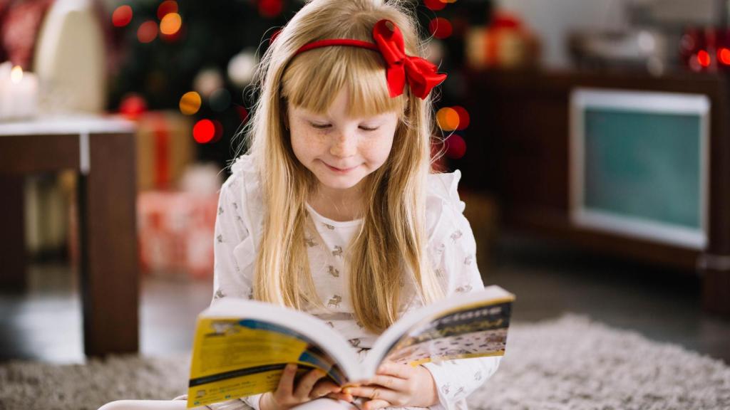 Niña con libro / Freepik