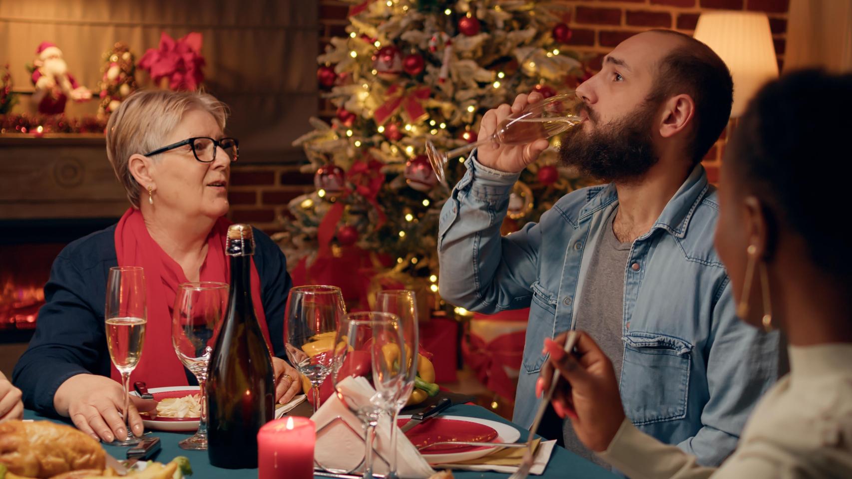 Familia en cena de navidad / Freepik