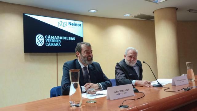 Javier Ormazabal con el presidente de la Cámara de Bilbao, José Ignacio Zudaire / EP