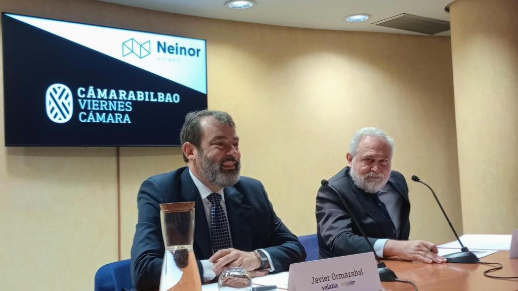 Javier Ormazabal, presidente de Velatia, junto al presidente de la Cámara de Comercio de Bilbao, José Ignacio Zudaire