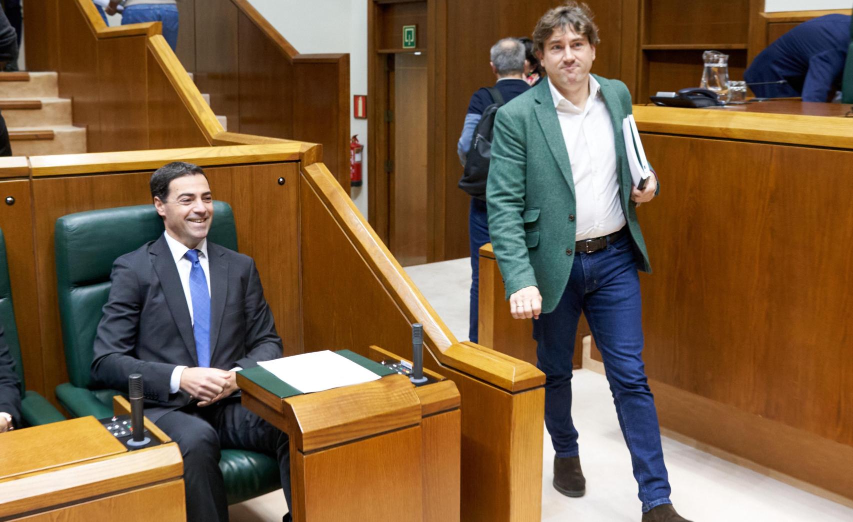 Imanol Pradales y el secretario general del PSE-EE, Eneko Andueza, en el Parlamento vasco / L. RICO - EFE