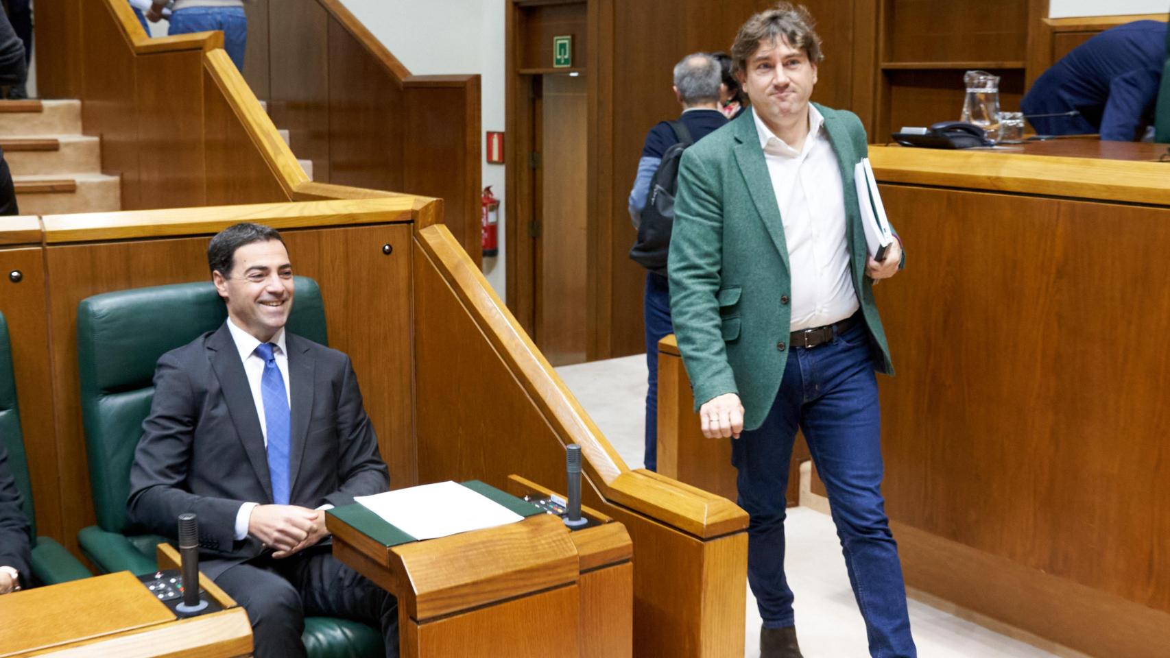 Imanol Pradales y el secretario general del PSE-EE, Eneko Andueza, en el Parlamento vasco / L. RICO - EFE