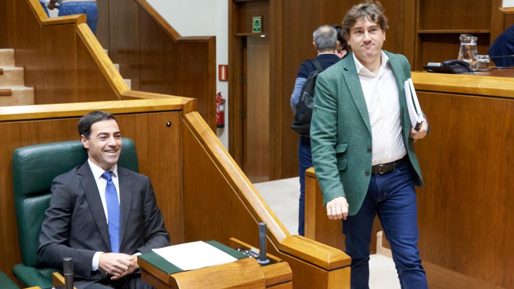 Imanol Pradales y el secretario general del PSE-EE, Eneko Andueza, en el Parlamento vasco / L. RICO - EFE