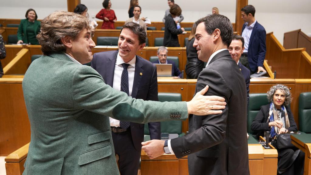 Imanol Pradales, Noël d'Anjou y Eneko Andueza tras la aprobación de los Presupuestos de 2025 en el Parlamento vasco / L. RICO - EFE