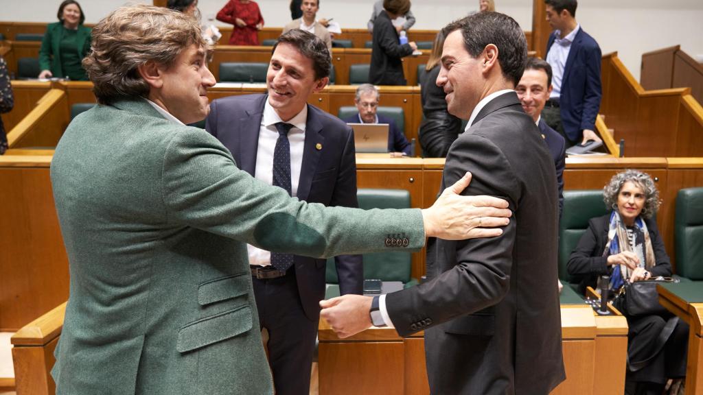 Imanol Pradales, Noël d'Anjou y Eneko Andueza tras la aprobación de los Presupuestos de 2025 en el Parlamento vasco / L. RICO - EFE