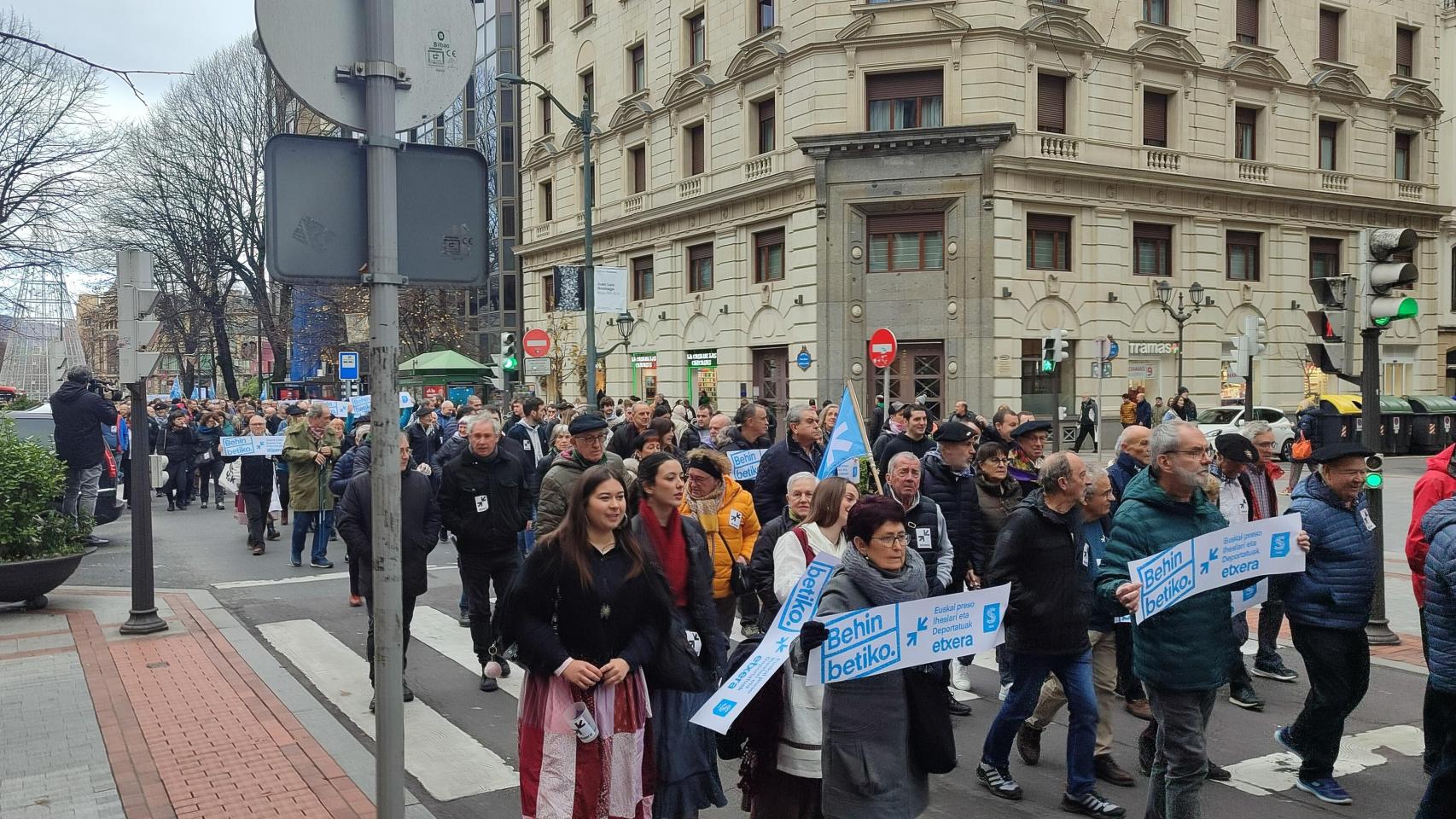 Cientos de personas se han ahderido a la marcha convocada por la red de apoyo a los encarcelados.