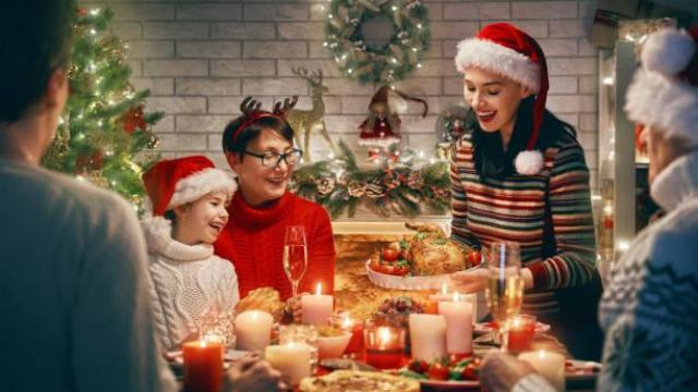 Una familia cena junta en Nochebuena.