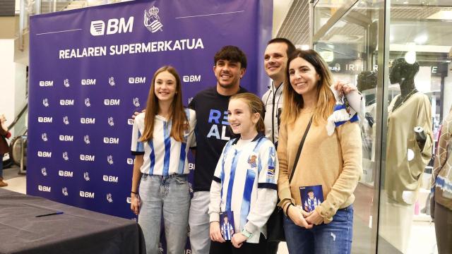 Acto promocional de Uvesco con el jugador de la Real Sociedad Jon Mikel Aranburu / X