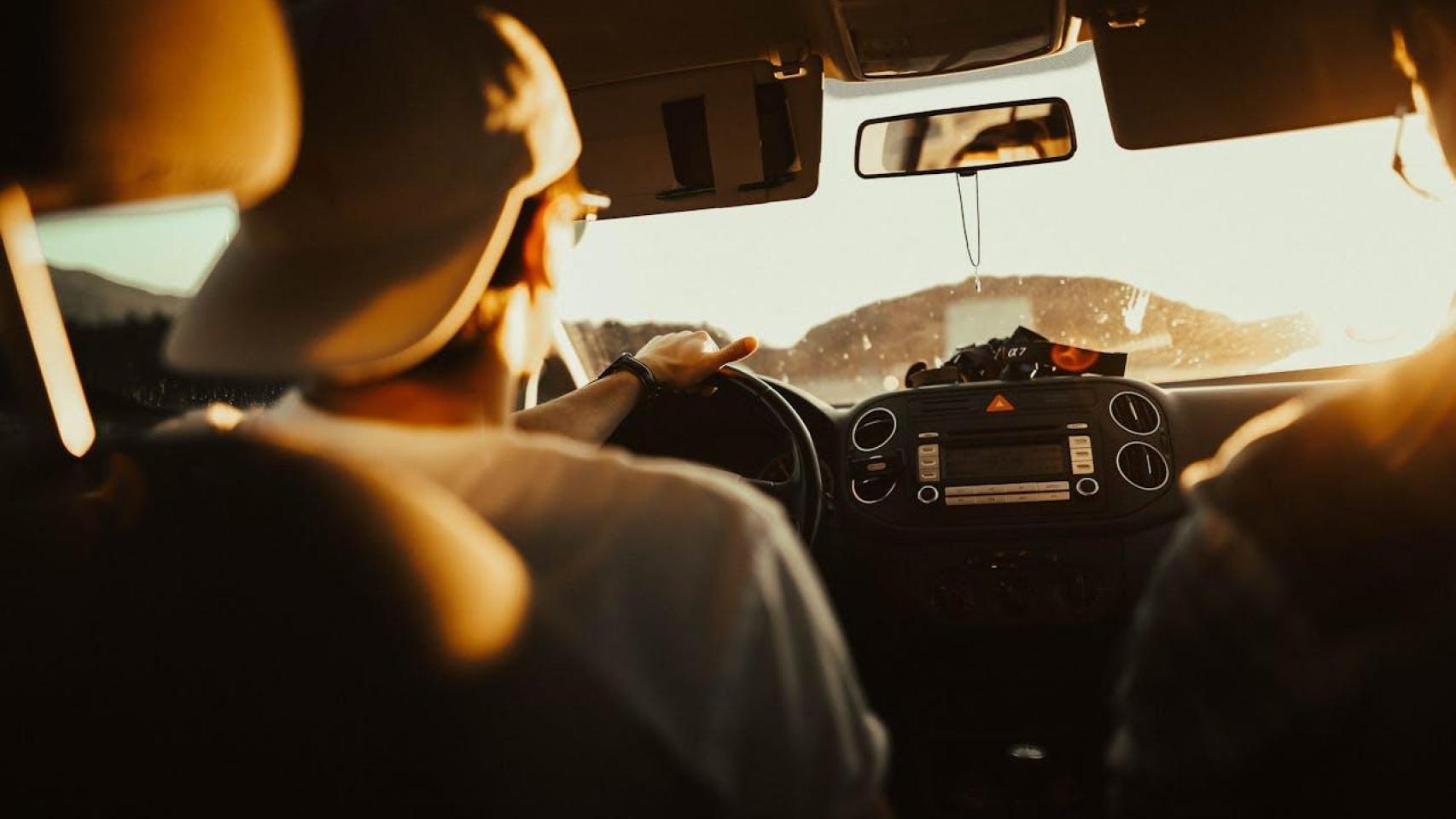 Conductor al volante de un coche de segunda mano