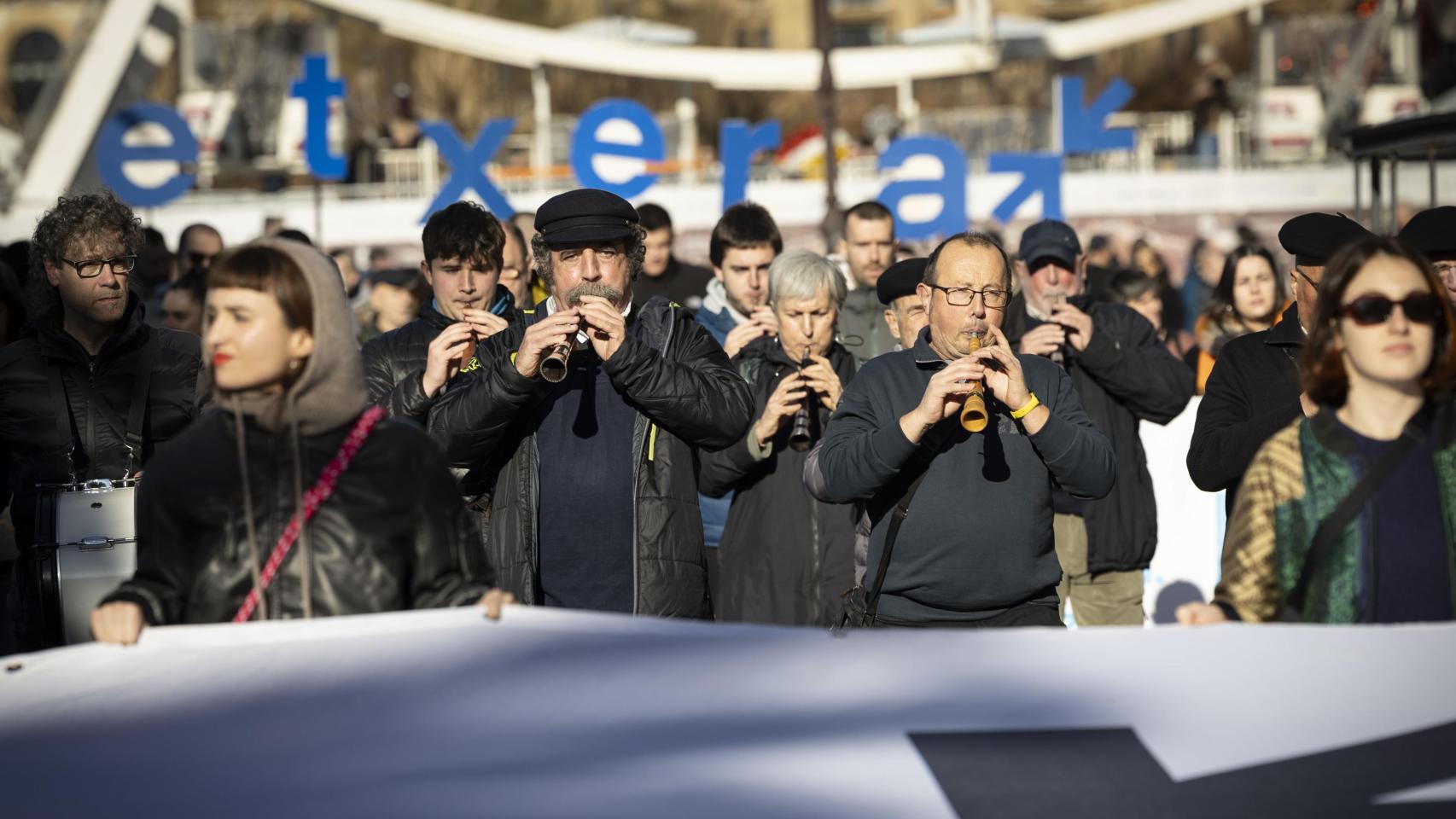 Manifestación convocada en San Sebastián por Sare en favor de los derechos de los presos de ETA / JAVIER ETXEZARRETA - EFE