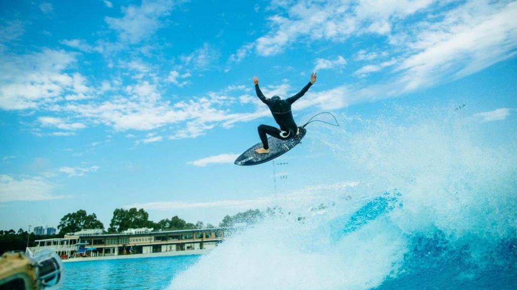 Surfista en una de las instalaciones de Wavegarden.